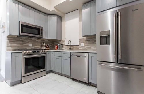 Lakeview Apartment | Contemporary 2BR Flat Right Next to Wrigley Field & Transit ❤️ Cubs!