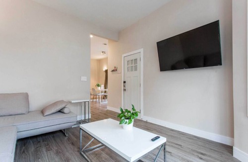 Lakeview Apartment | Contemporary 2BR Flat Right Next to Wrigley Field & Transit ❤️ Cubs!