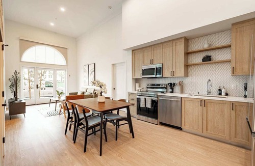 San Bernardino County Apartment | Contemporary King Suite｜Pool, Spa & Rooftop Deck