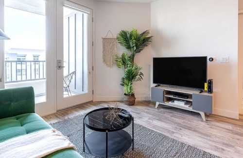 NoHo Arts District Apartment | Convenient North Hollywood 1BR w/ Gym + Parking
