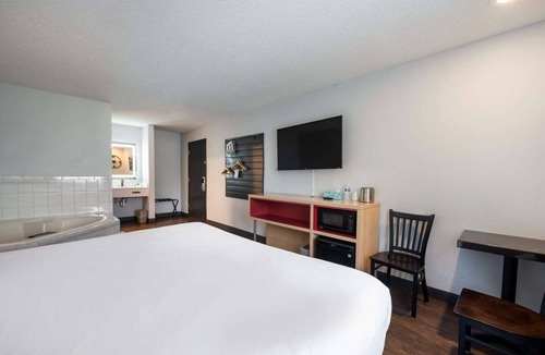 Ontario Hotel | Convenient Stay in Ontario! Pool, Free Breakfast, Free Parking, Pets Allowed