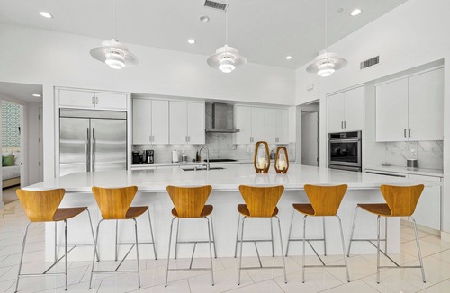 Historic Tennis Club House | Cosmopolitan - Walk to Palm Canyon!
