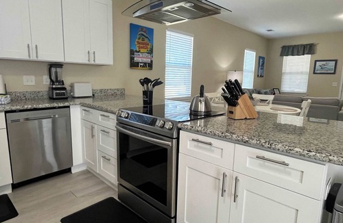 East Hill House | Cottage on 10th Cozy Retreat Near Downtown & Beach
