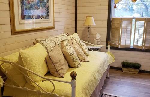 Monkton Cabin | Country cabin in horse country