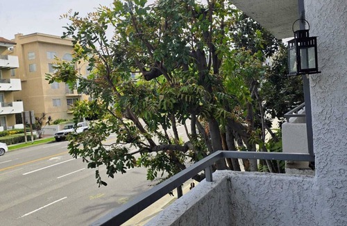 Sherman Oaks Condo | Cozy 1-bedroom condo with AC in brilliant Sherman Oaks, LA. Great Location!