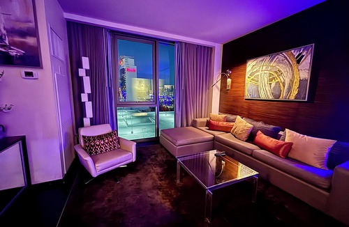 Las Vegas Hotel | Cozy 1-bedroom hotel suite with AC in marvelous Las Vegas view