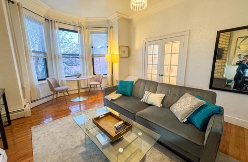 Emerson Gardens Apartment | Cozy 1Bed, 1Bath in Brookline, MBTA