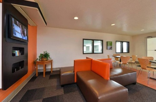 Meridian Apartment | Cozy 2-Bed Queen Room|Pool|Free Wifi