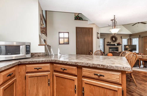 The Galena Territory Villa | Cozy 2 Bed Townhome with Fireplace + Noon Check In