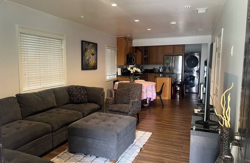 Palms House | Cozy 2-bedroom house in lovely Los Angeles with AC