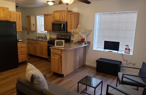 Middleton House | Cozy 2-bedroom house in beautiful Middleton ID, walking distance to Boise river!