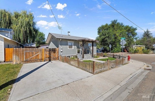 Middleton House | Cozy 2-bedroom house in beautiful Middleton ID, walking distance to Boise river!