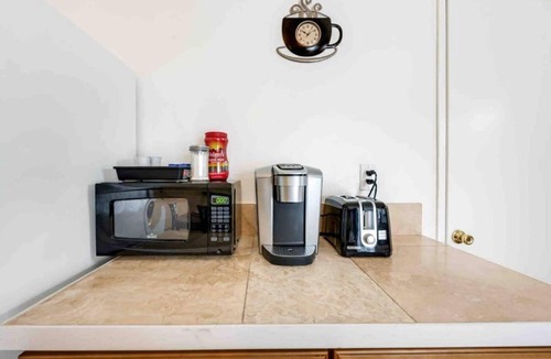 Riverside Apartment | Cozy 3 BR Condo With Pool Access In Riverside