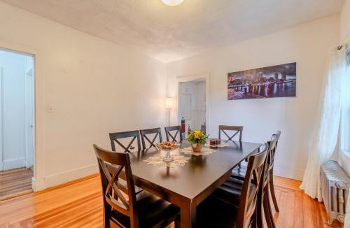 South Medford House | Cozy 4BDR, Tufts, Train, Parking, 10 min to Boston