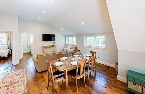 Lamoine House | Cozy and modern hideaway - walk to the beach - fast WiFi & washer/dryer