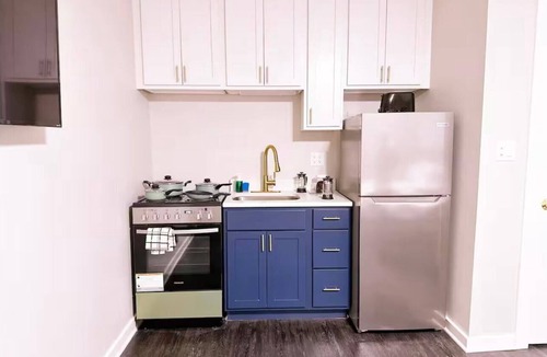 Rogers Park Apartment | Cozy apartment with AC and WiFi in awesome Chicago