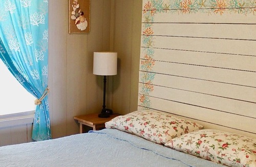 Navarre Cabin | Cozy Cabin Deluxe waterfront Sleeps 8 Pet friendly