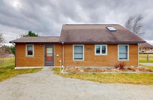 Greenville House | Cozy cabin in spectacular lakefront location with great views - dog-friendly