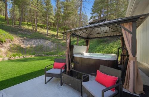 Somers House | Cozy Cabin w Private Hot Tub and Fire Pit