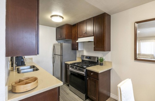 Inglewood Apartment | Cozy Central 2BDR - Entertainment, Sports, Restaurants and more!