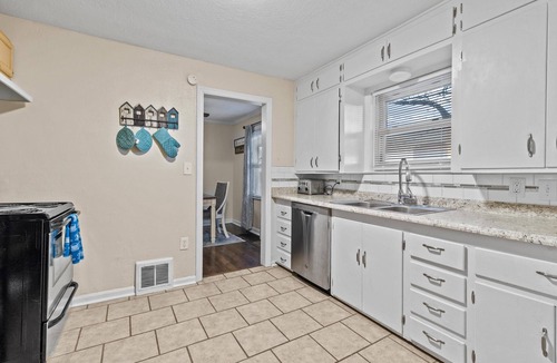 Independence House | Cozy Cottage Minutes From Stadiums + Parking and Fenced in Yard