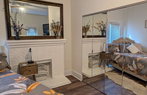 Ozark House | Cozy, Cute, Private Ozark Suite 5 Mins to Hospital