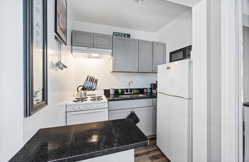 Oak Park Apartment | Cozy Extended Stay: King Bed/Fully Equipped/Train