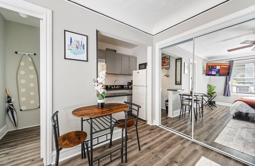 Oak Park Apartment | Cozy Extended Stay: King Bed/Fully Equipped/Train