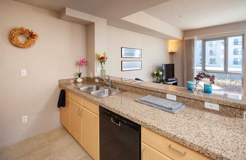 Pacific Terrace Apartment | Cozy Gaslamp Studio with Pool