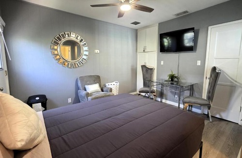 Melrose Apartment | Cozy Hollywood Studio with Kitchenette near Hollywood Sign and Walk of Fame