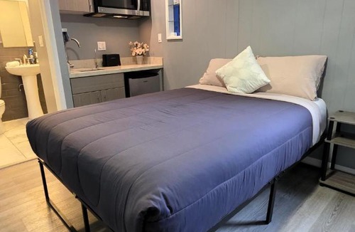 Melrose Apartment | Cozy Hollywood Studio with Kitchenette near Hollywood Sign and Walk of Fame