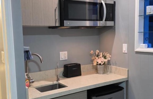 Melrose Apartment | Cozy Hollywood Studio with Kitchenette near Hollywood Sign and Walk of Fame