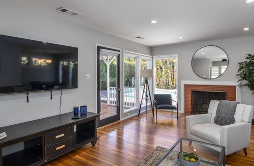 Sherman Oaks House | Cozy house in Sherman Oaks W/pool & 3 bedrooms