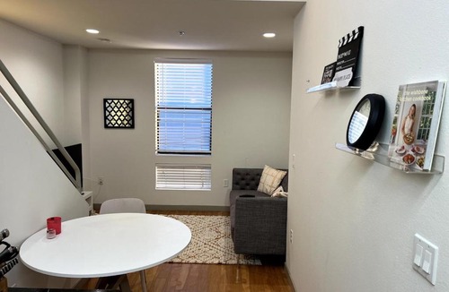 Pico Apartment | Cozy loft in heart of Santa Monica FREE Parking