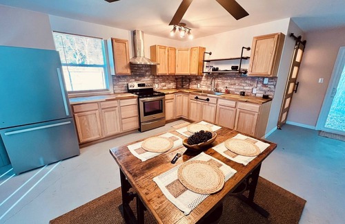 Warrington Villa | Cozy New Villa + Pet Friendly