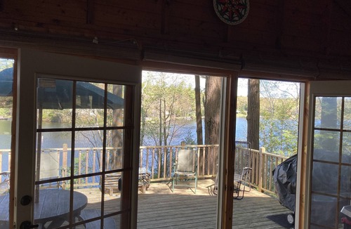 Oakland Cabin | Cozy Open Concept Lake House with Large Deck & Waterfront, perfect for families!