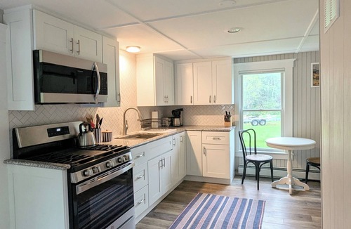 Owls Head Cottage | Cozy Owls Head Cottage - walk to the harbor and general store!