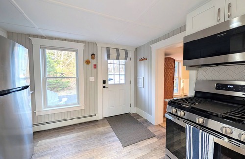 Owls Head Cottage | Cozy Owls Head Cottage - walk to the harbor and general store!