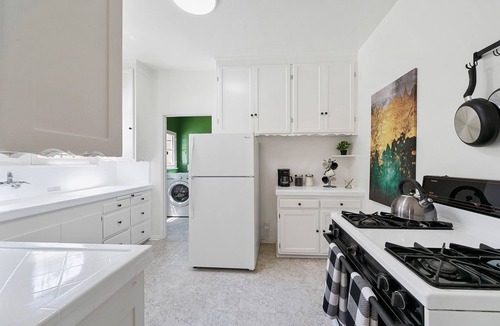 Beverly Grove Hotel | Cozy Retreat by Beverly Hills w/Parking, Laundry, & Sofa Bed