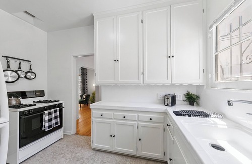 Beverly Grove Hotel | Cozy Retreat by Beverly Hills w/Parking, Laundry, & Sofa Bed
