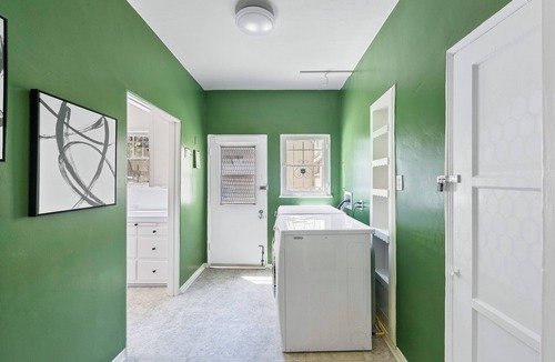 Beverly Grove Hotel | Cozy Retreat by Beverly Hills w/Parking, Laundry, & Sofa Bed