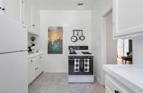 Beverly Grove Hotel | Cozy Retreat by Beverly Hills w/Parking, Laundry, & Sofa Bed