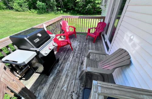 North Jay Apartment | Cozy Retreat with Private Backyard Oasis
