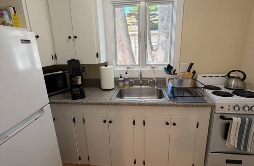 Ogunquit Apartment | Cozy studio in downtown Ogunquit - 10 min walk to beach and Marginal Way