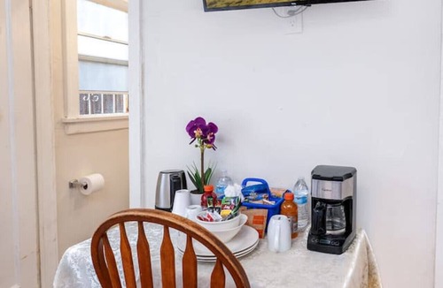 Boyle Heights Apartment | Cozy Studio Near Downtown LA AC WiFi Snacks!