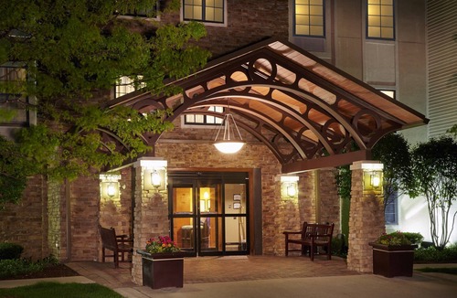 Glenview Apartment | Cozy Studio w/Breakfast | Business Center & Pool