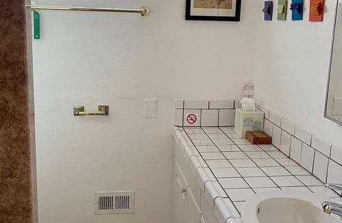 West Los Angeles House | Cozy Sweet Guesthouse in the heart of West L.A..