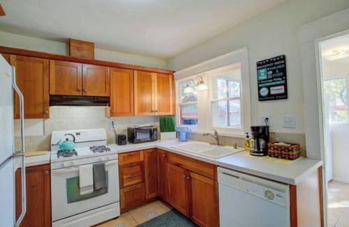 Downtown Riverside House | Cozy University 3 Beds, 5 Baths in Riverside CA