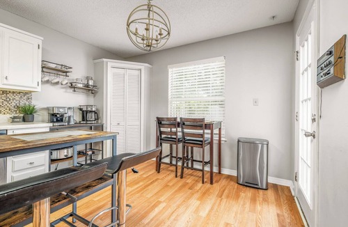 Myrtle Grove House | Cozy Urban Retreat