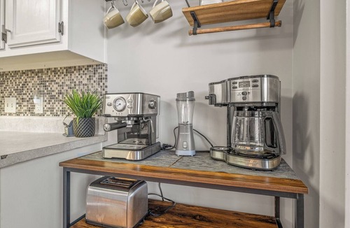Myrtle Grove House | Cozy Urban Retreat